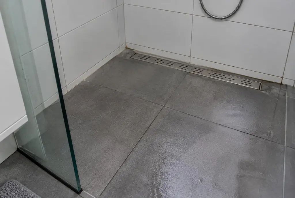 Lekdetectie Haastrecht – lekkende inloopdouche met natte voegen