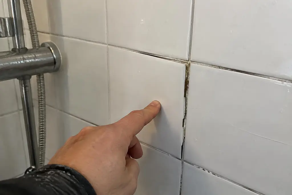 Lekdetectie Haastrecht – losse, holle badkamertegels door een lekkage