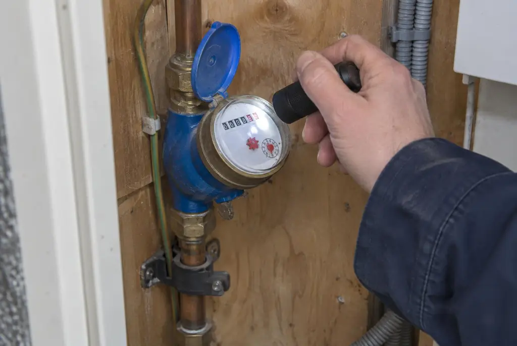 Lekdetectie Haastrecht – watermeter in de meterkast controleren met een zaklamp